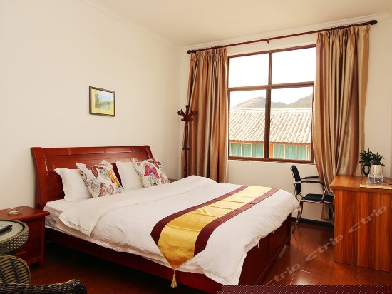 雅致精品情侣大床房