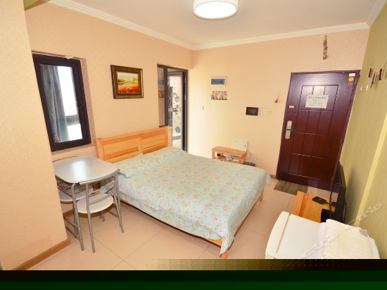 现代简约大床房