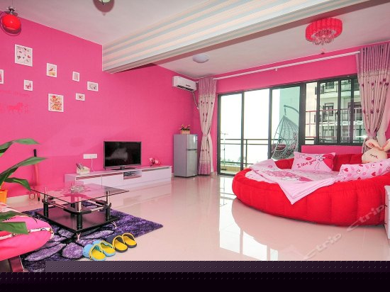 温馨蜜月圆床房