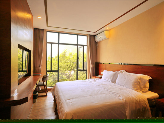 标准河景大床房