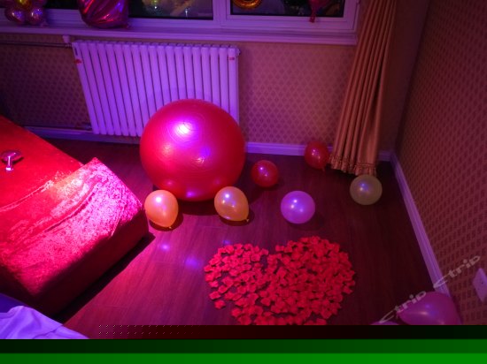 紫色海景电动圆床房