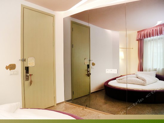 相约梧桐圆床房