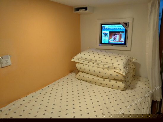 特色男生四人床位间