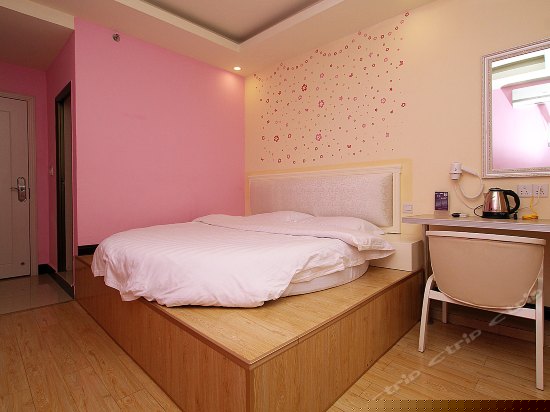 温馨榻榻米圆床房