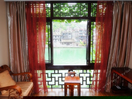 临河观景单人间