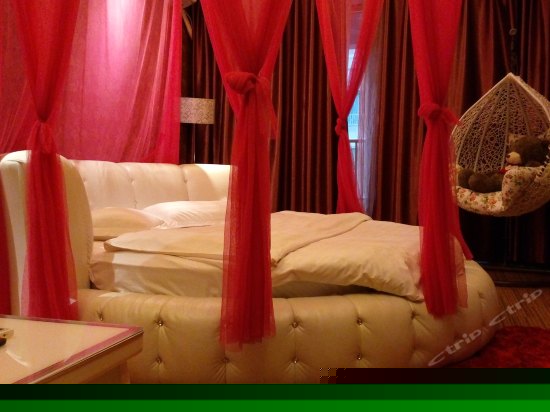 浪漫情侣圆床房