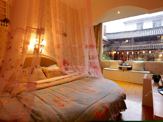 浪漫主题情侣圆床房