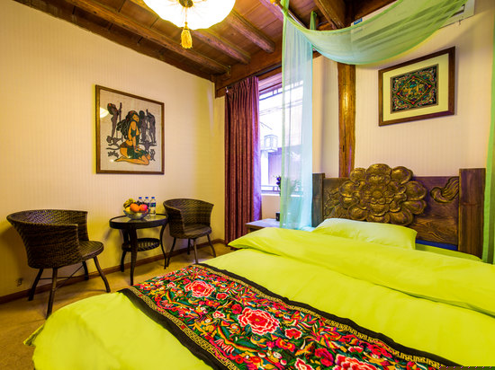 纳西庭院温馨家庭房