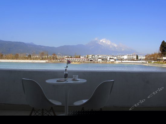 雪山湖景四人床位间