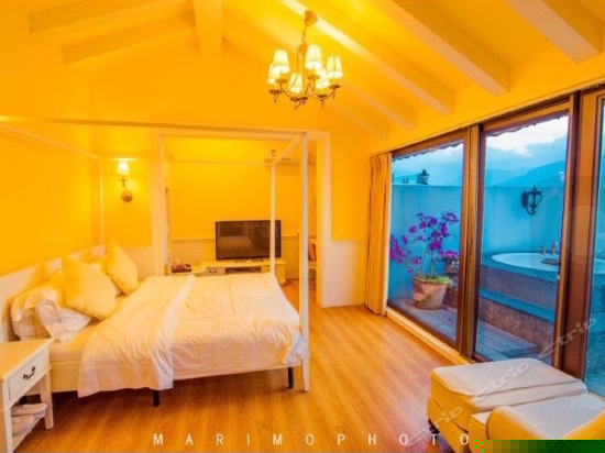 滨水露天浴缸海景房