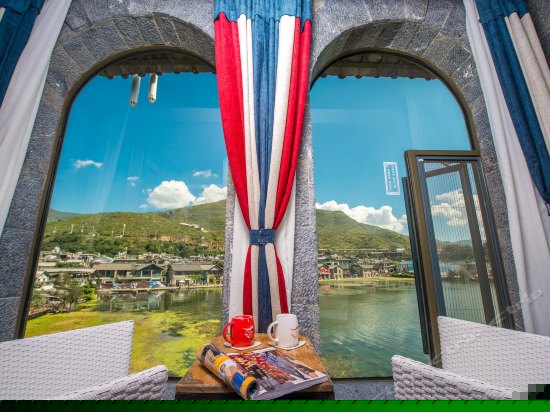 侧面落地窗海景大床房