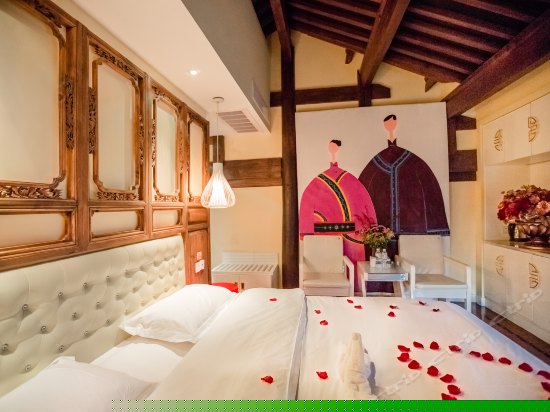 二楼雅致带露台大床房