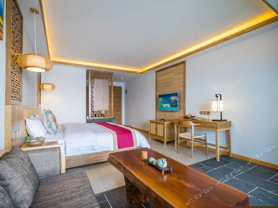 且叮咛湖景大床房