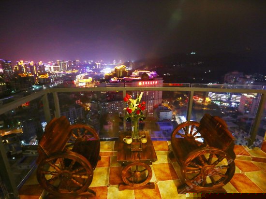 山海市景美式奢华蜜月房