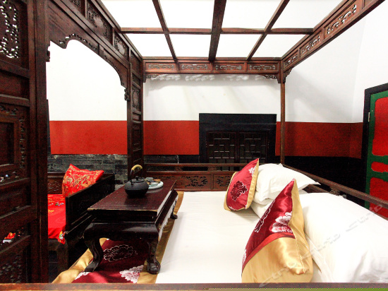 豪华窑洞雕床房