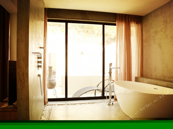 花园汤池情侣房