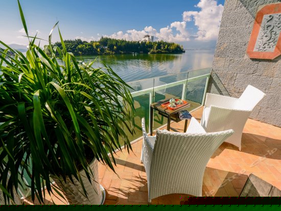 正面180°临水阳台海景大床房