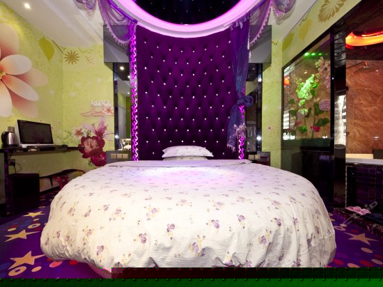 豪华浴缸圆床房