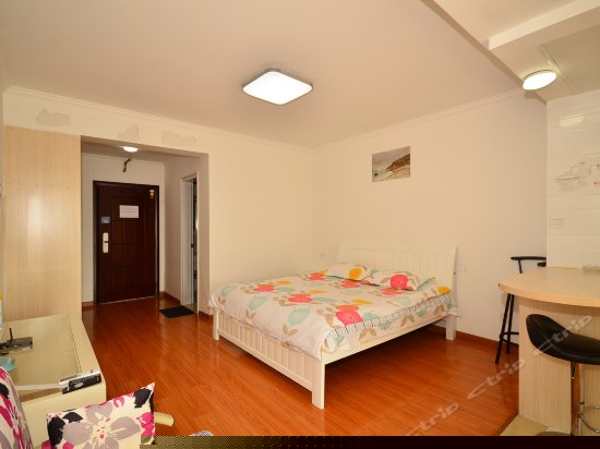 现代简约大床房