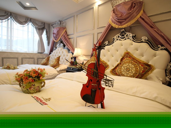 豪华宫廷家庭房