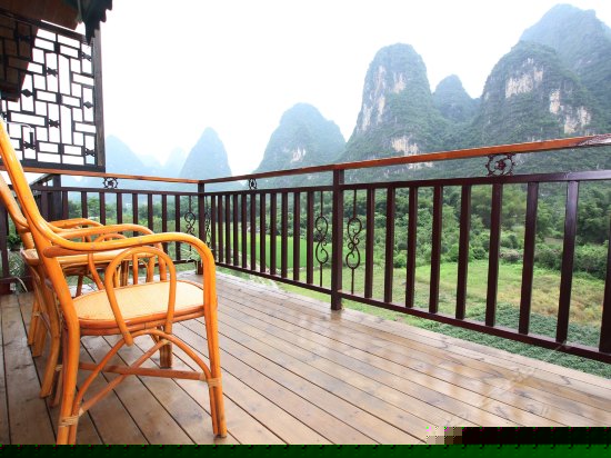 豪华河景阳台大床房