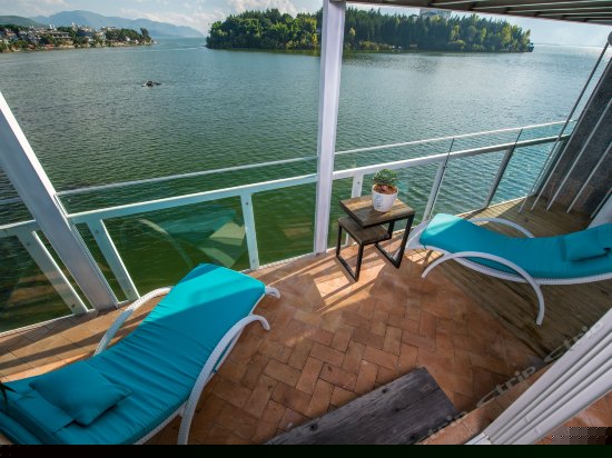 正面270°临水复式阳台海景大床房