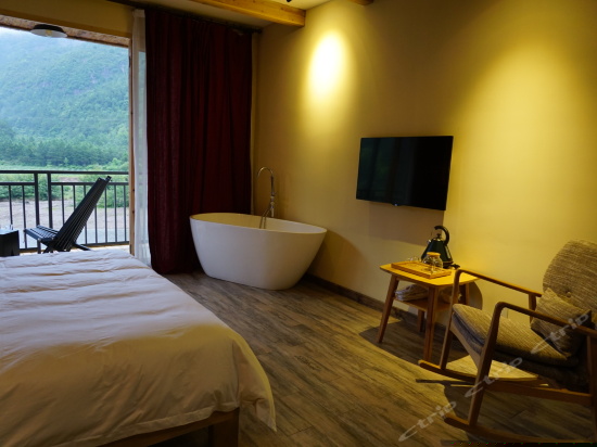 晨光·溪景浴缸大床房