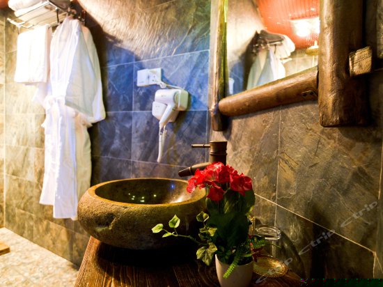 前院豪华阳台观景蜜月房