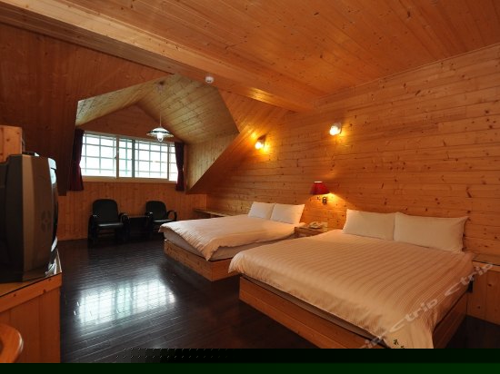 原木窗型四人房