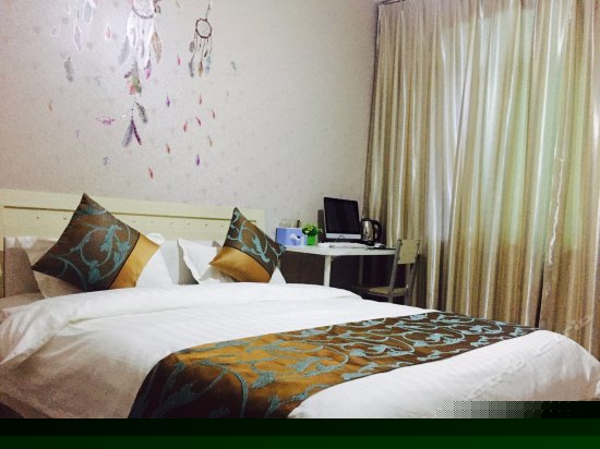 豪华电脑大床房