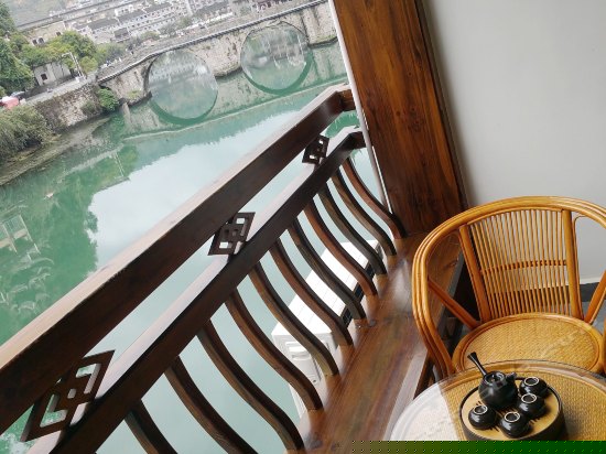 浪漫河景大床房