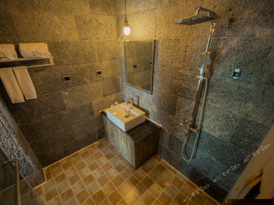 正面180°临水阳台海景大床房