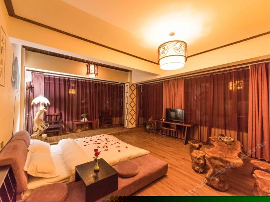 豪华蜜月大床房