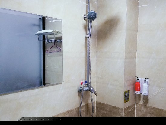 榻榻米单人床房