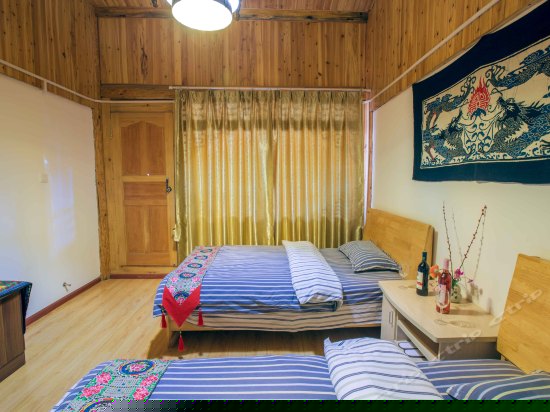 二楼阳光天窗双床房