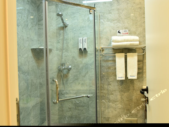 豪华夜景大床房