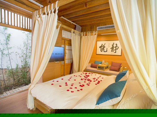 静听豪华浴缸大床房