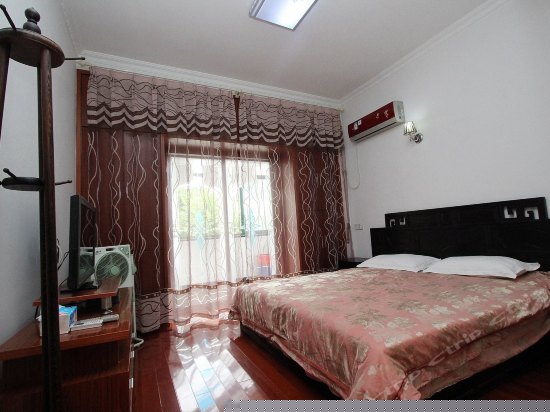 豪华红木大床房