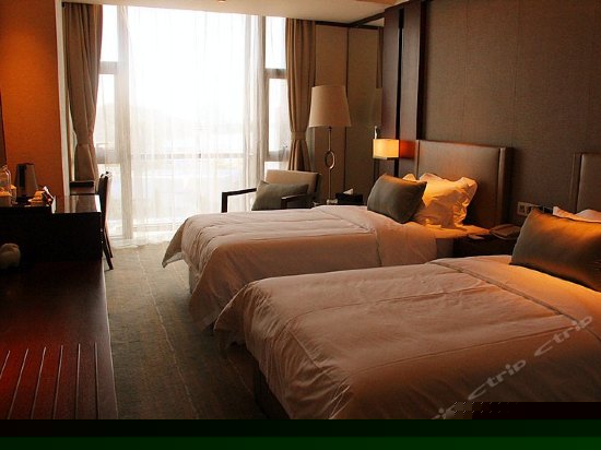 高级湖景双床房