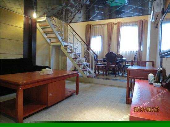 跃层大床机麻房