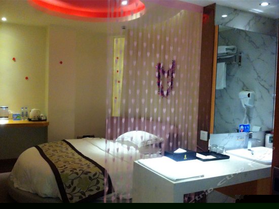 浪漫情侣圆床房