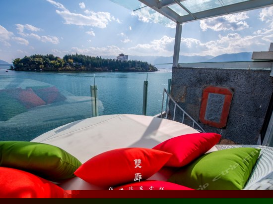 正面270°临水复式阳台海景大床房