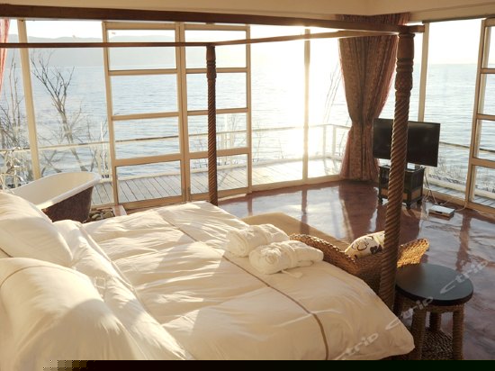 270°豪华海景泰式303号大床房