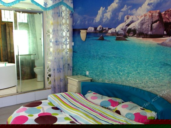 罗马主题大床临江浴缸房