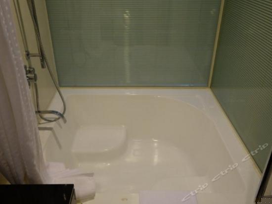 假日豪华大床房