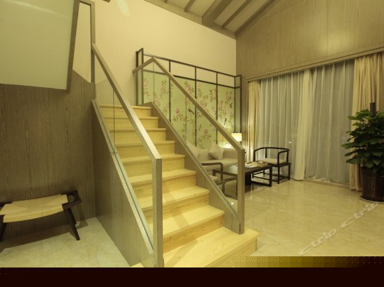 豪华山景阁楼套房