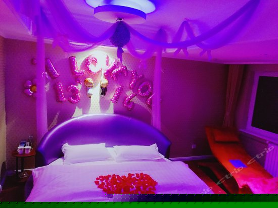 紫色海景电动圆床房