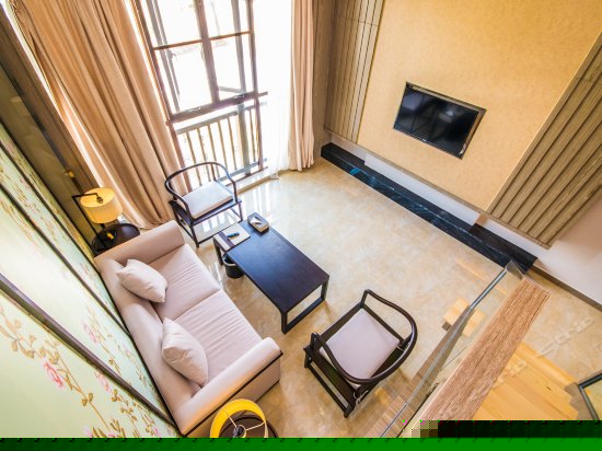 豪华山景阁楼套房