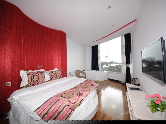 温馨情侣全海景圆床房