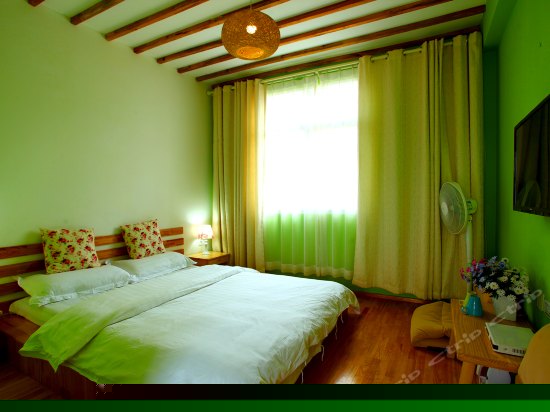 榻榻米阳光大床房